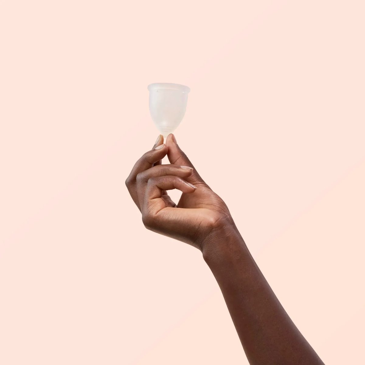 Yoni Menstruatiecup in hand