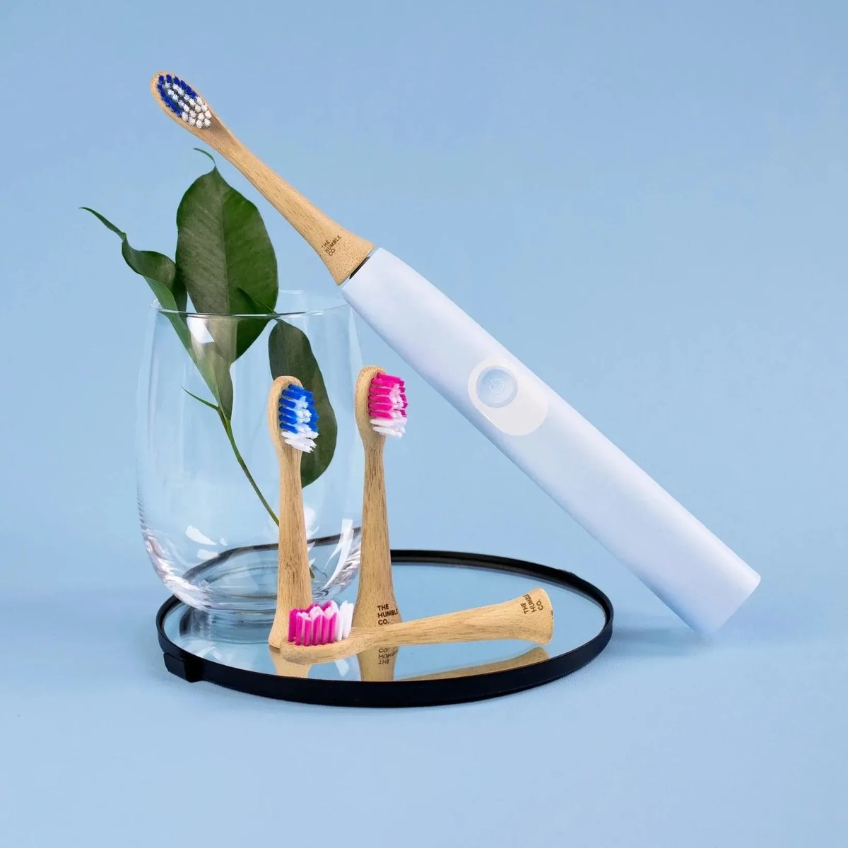 The Humble Co. Bamboe Opzetborstels voor Philips Sonicare (4 stuks) op tandenborstel