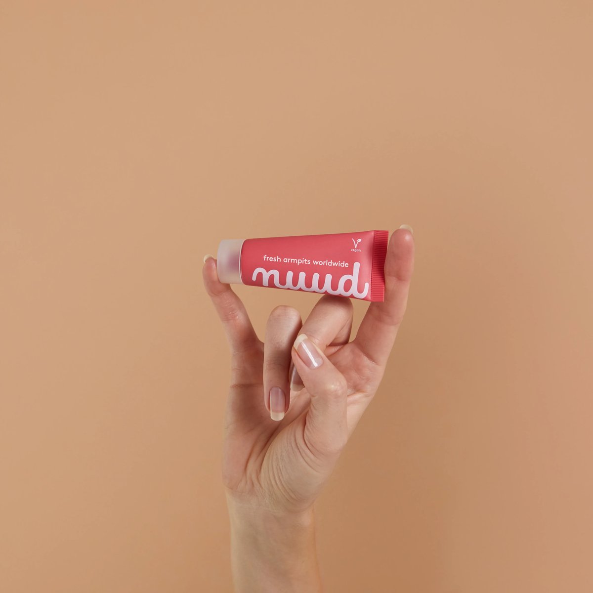 Nuud Natuurlijke Deodorant tube in hand