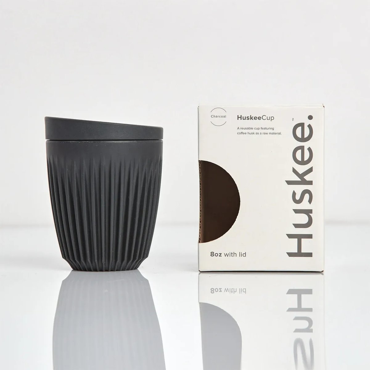 Huskee Cup Koffiebeker Charcoal Medium naast doos