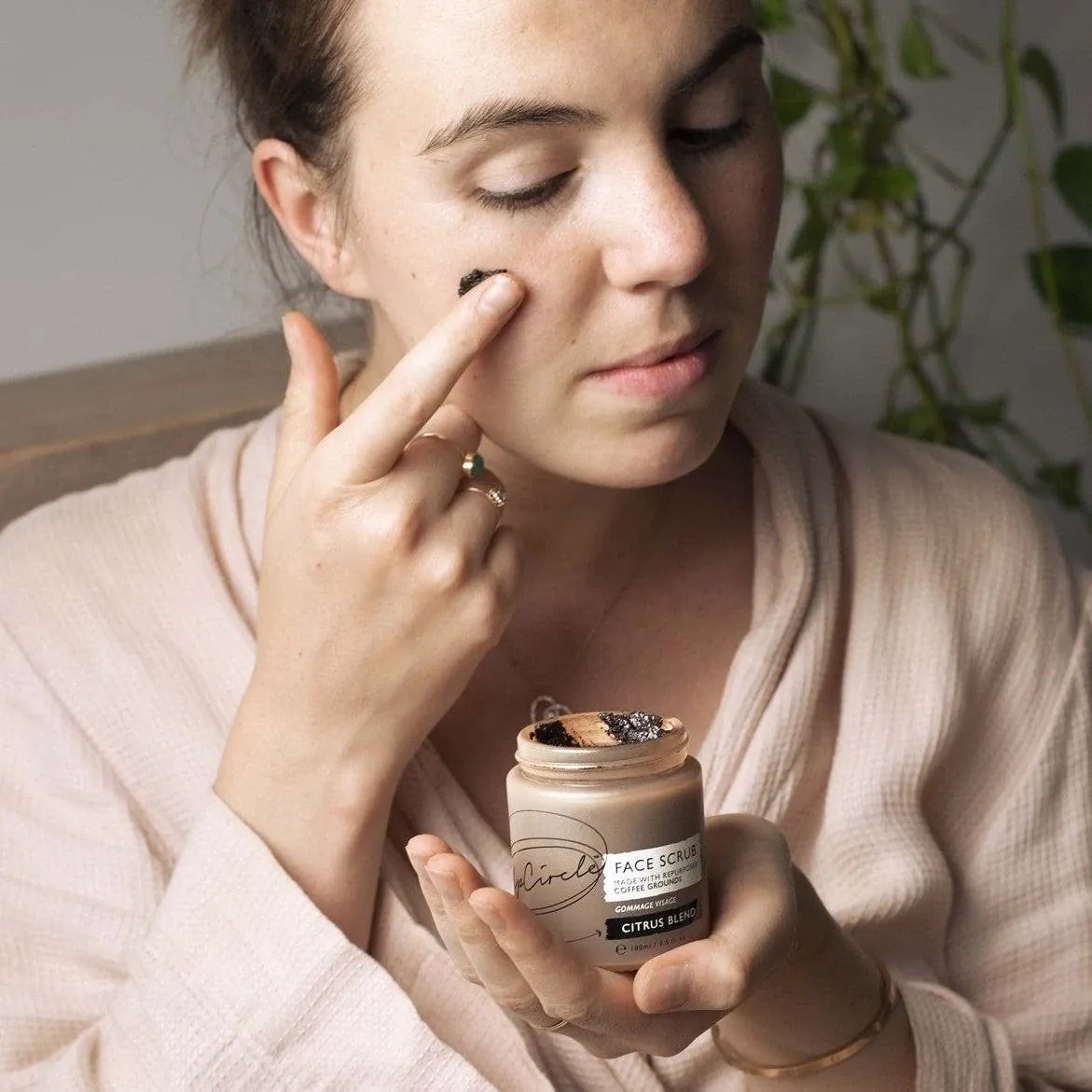 UpCircle Koffie Gezichtsscrub (100 ml) op gezicht aanbrengen