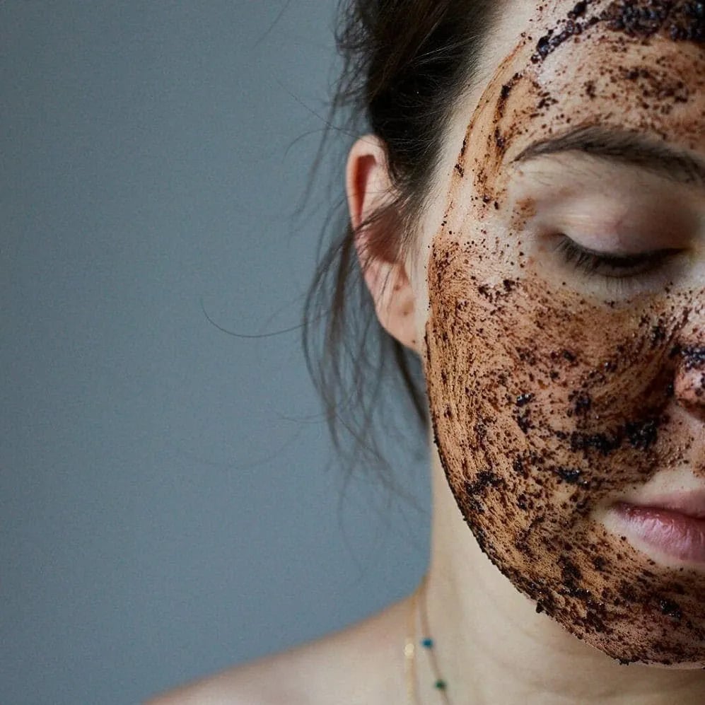 UpCircle Koffie Gezichtsscrub (100 ml) op gezicht