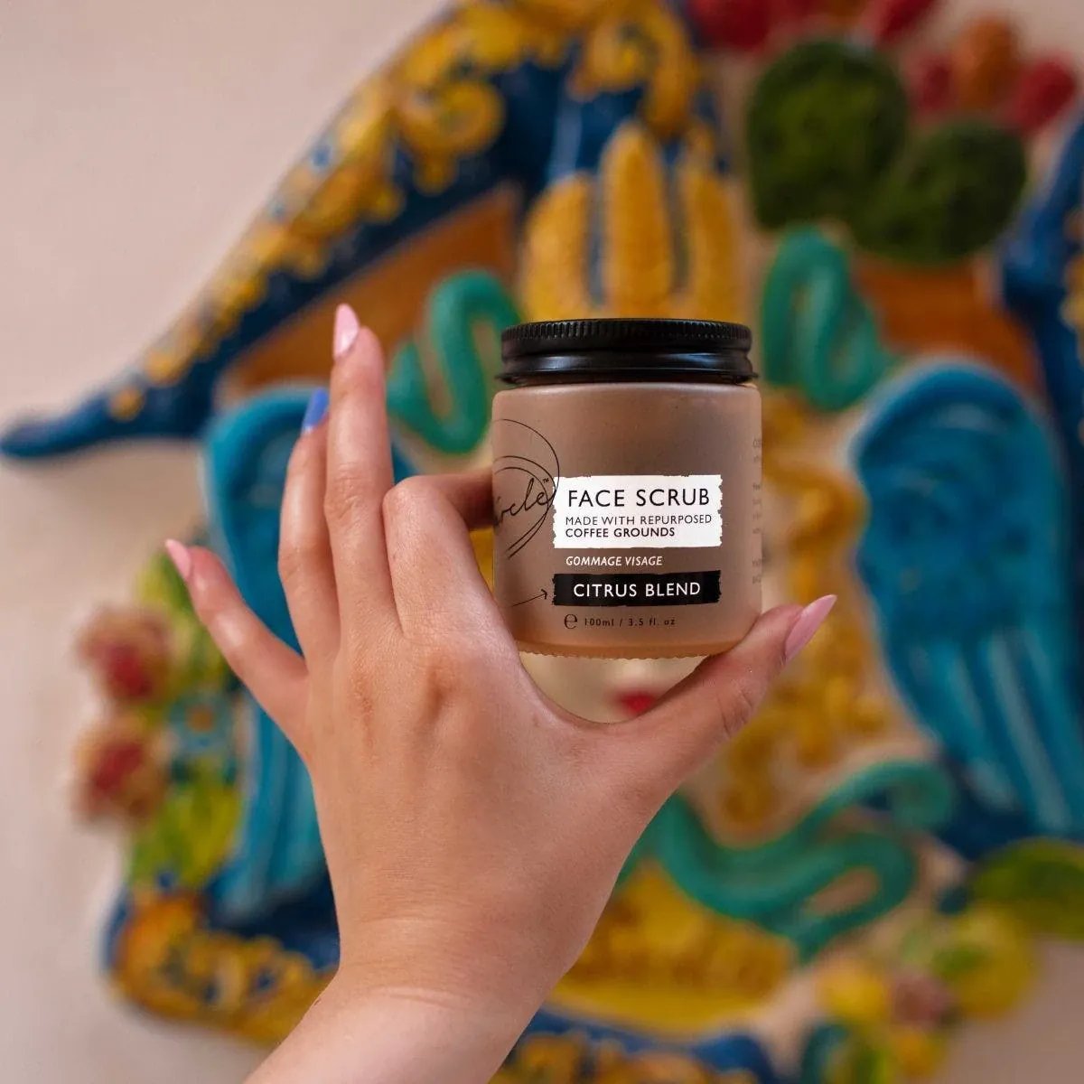 UpCircle Koffie Gezichtsscrub (100 ml) potje in hand