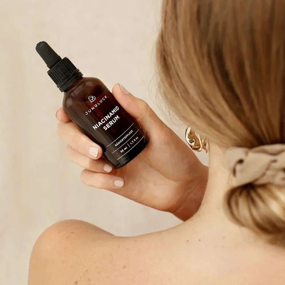 Junglück Niacinamide Serum (50 ml) in hand