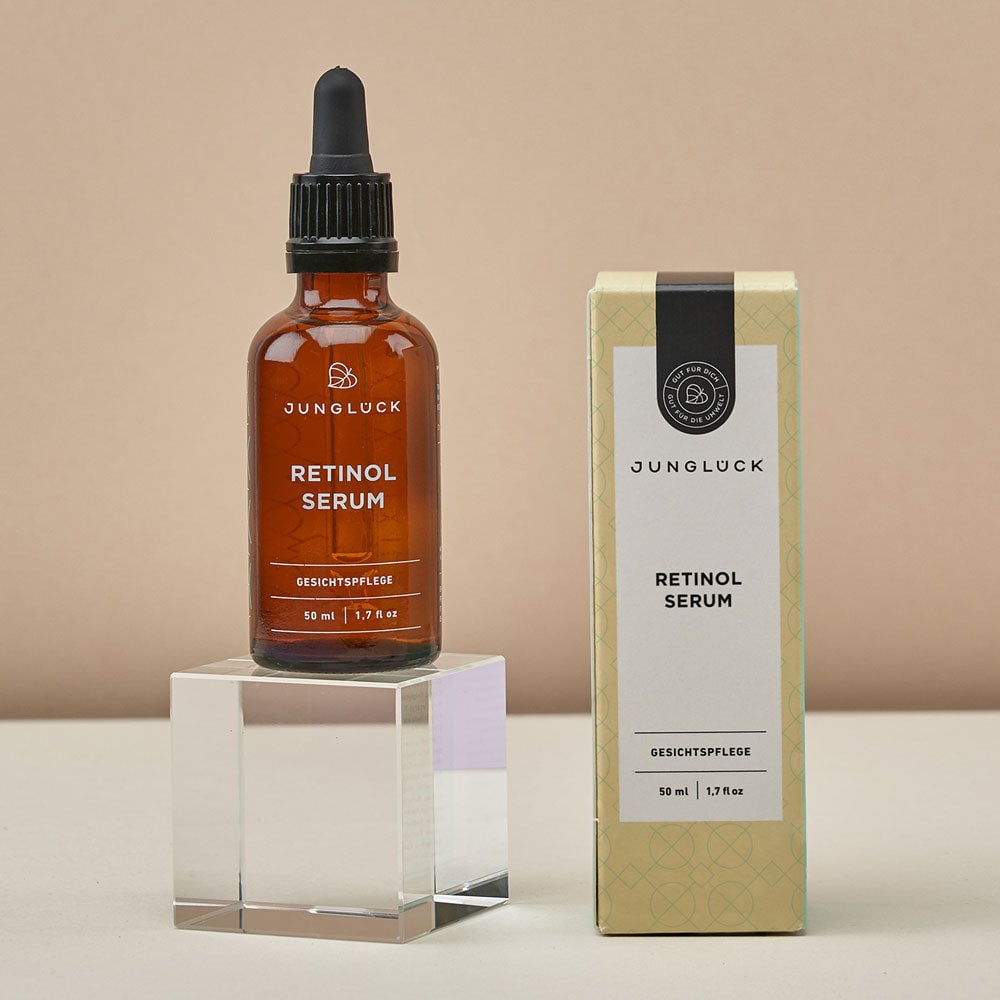 Junglück Retinol Serum (50 ml) flesje op sokkel naast doosje