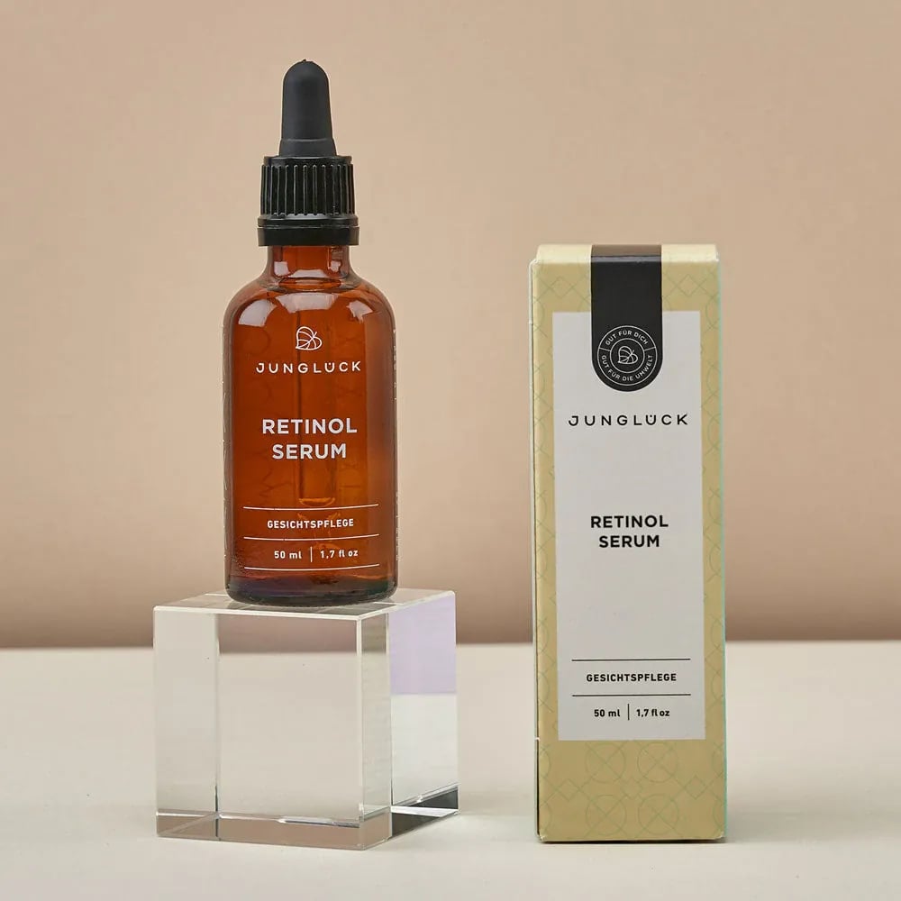 Junglück Retinol Serum (50 ml) flesje op sokkel naast doosje