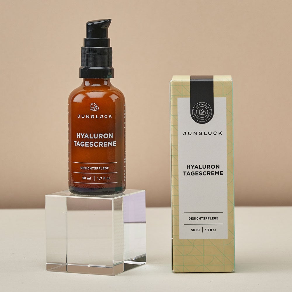 Junglück Hyaluron Dagcrème (50 ml) flesje op sokkel naast doosje