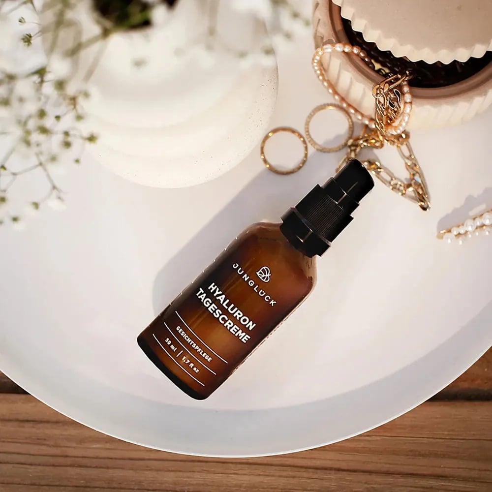 Junglück Hyaluron Dagcrème (50 ml) flesje op bureau