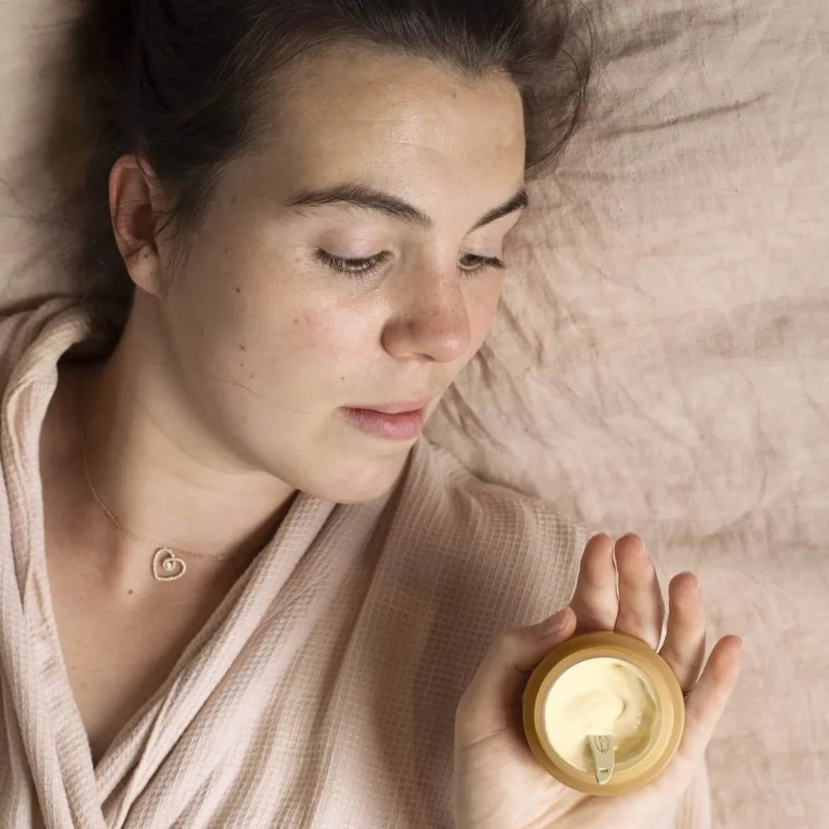 UpCircle Nachtcrème met Hyaluronzuur en Niacinamide (55 ml) in hand