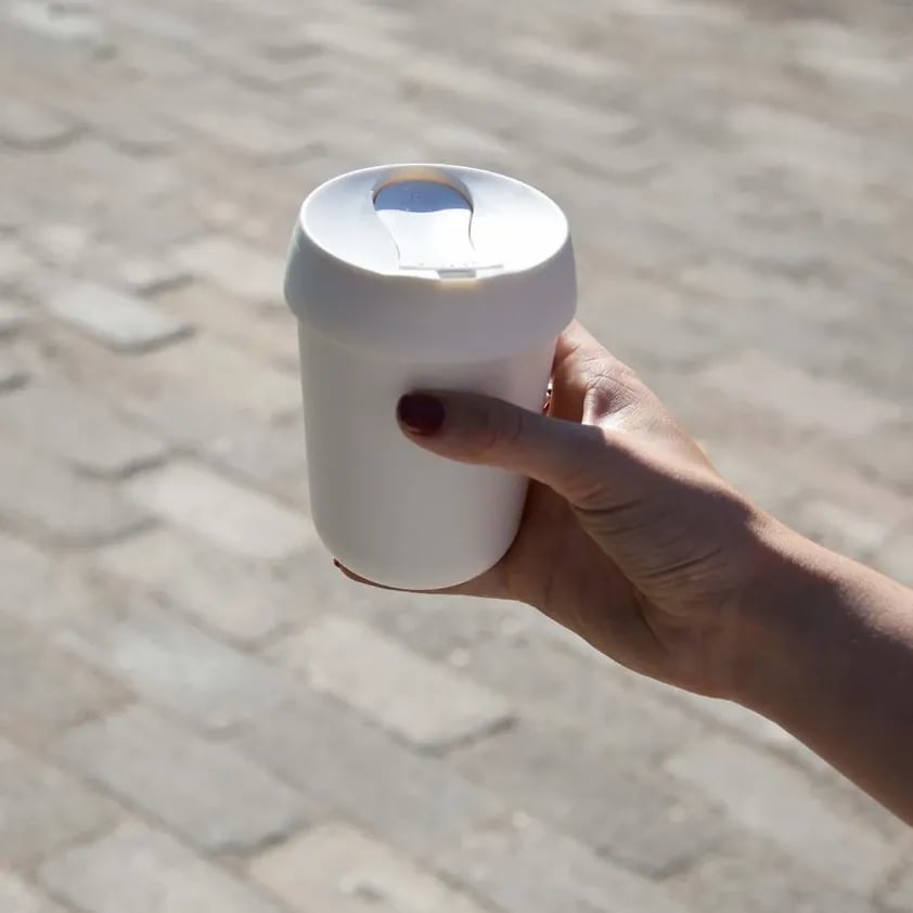 Retulp Travel Cup Koffiebeker Chalk White in hand
