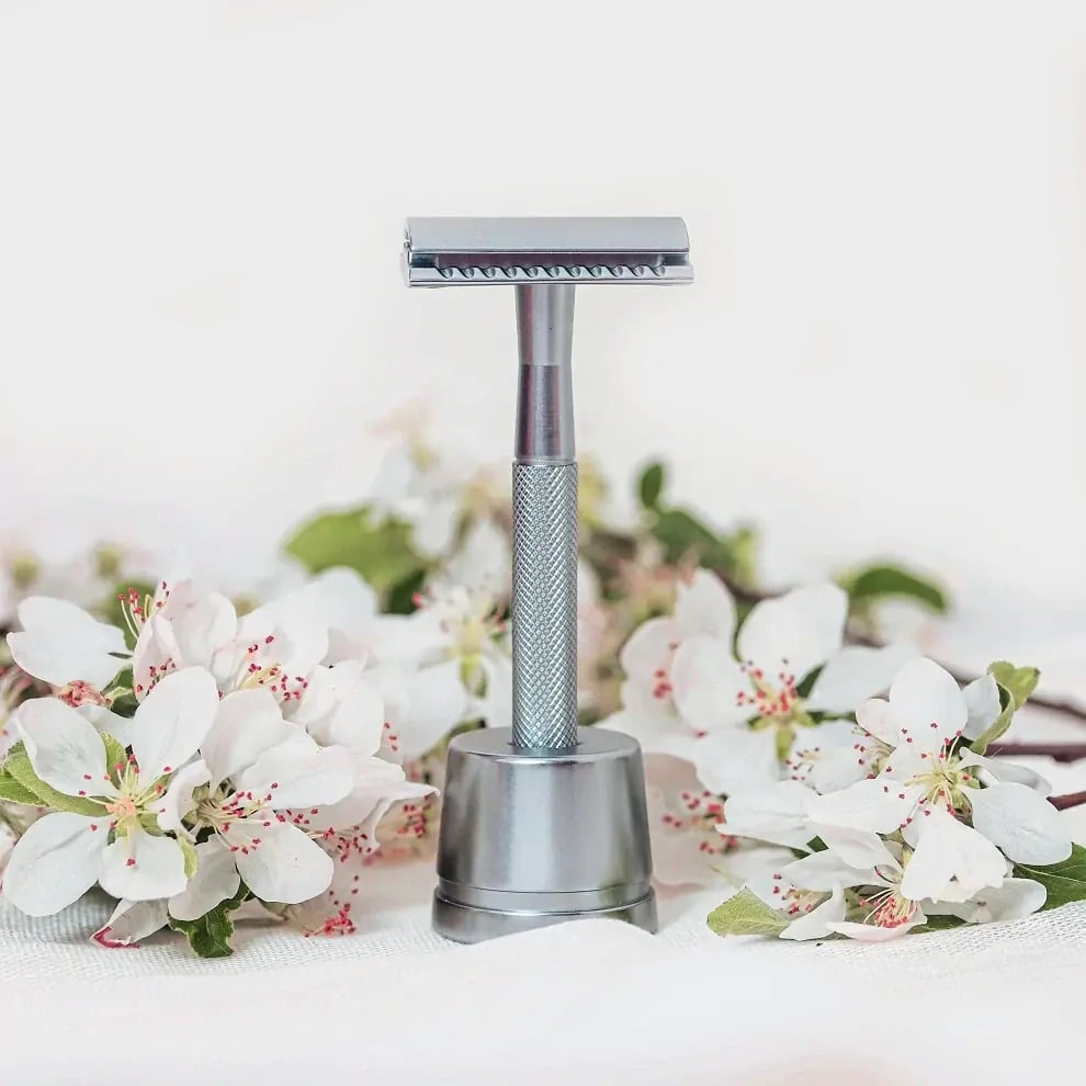 Bambaw Metalen Safety Razor met Standaard tussen bloemen