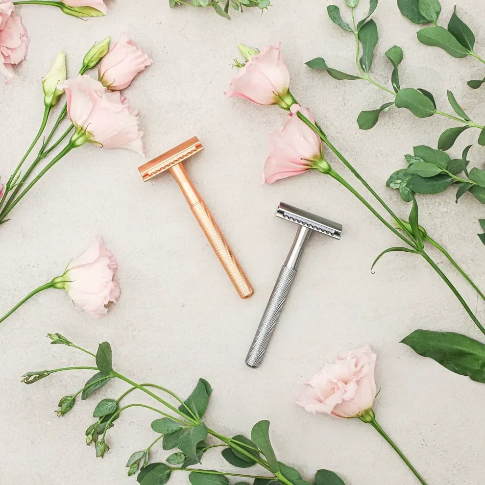 Bambaw Metalen Safety Razor tussen de bloemen