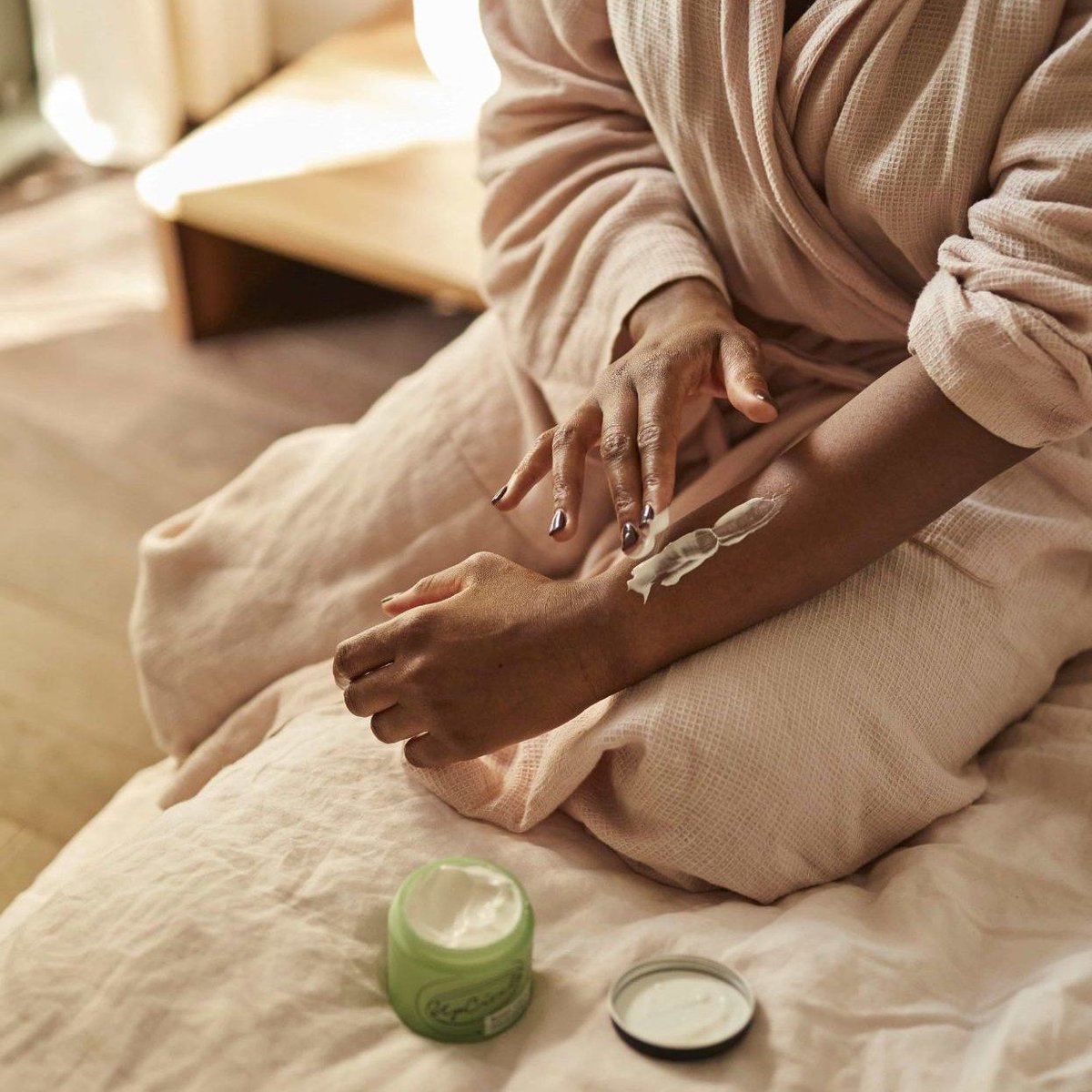 UpCircle Natuurlijke Body Cream met Dadelzaden op huid