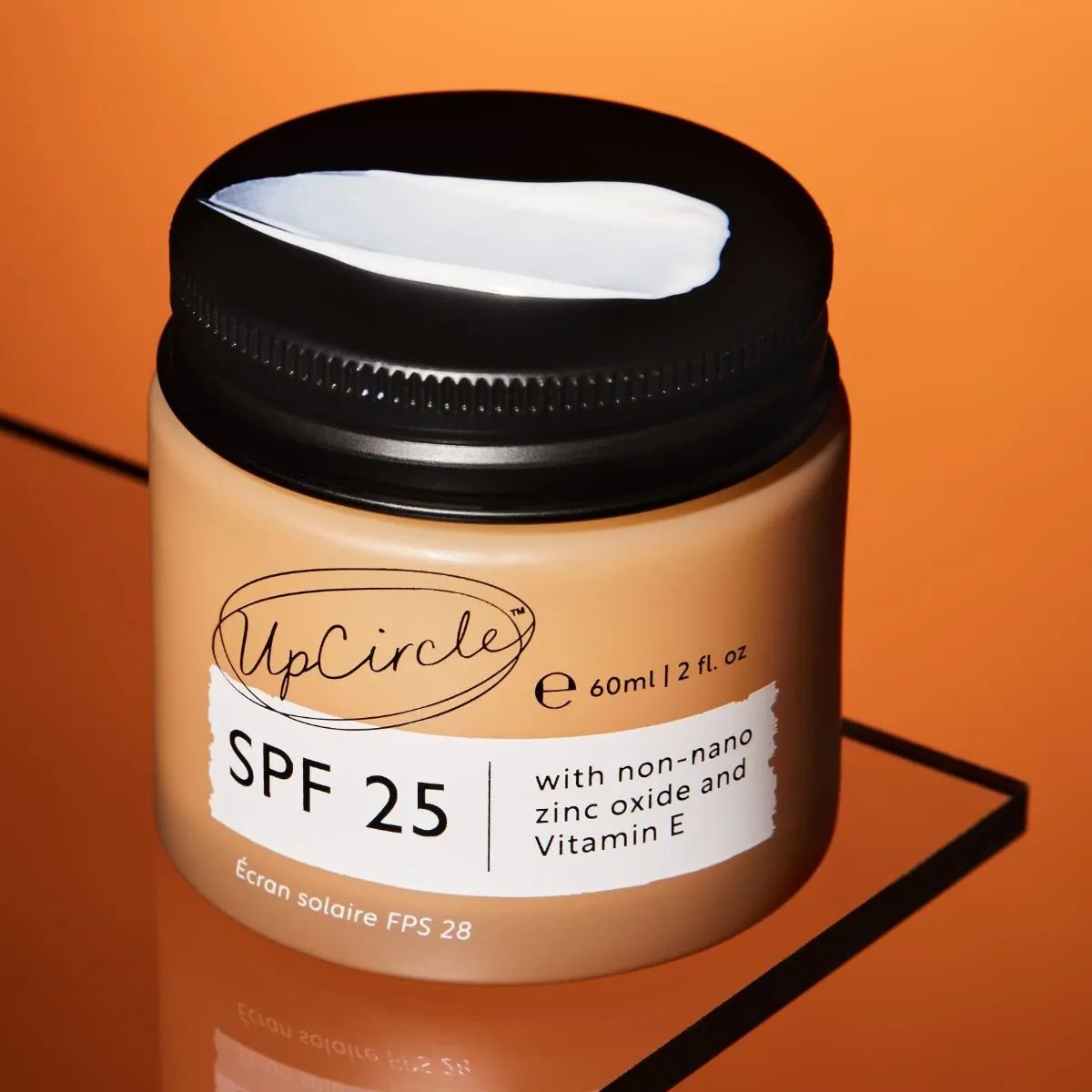 UpCircle Minerale Zonnebrandcrème met Frambozenpitolie SPF 25 met creme op deksel