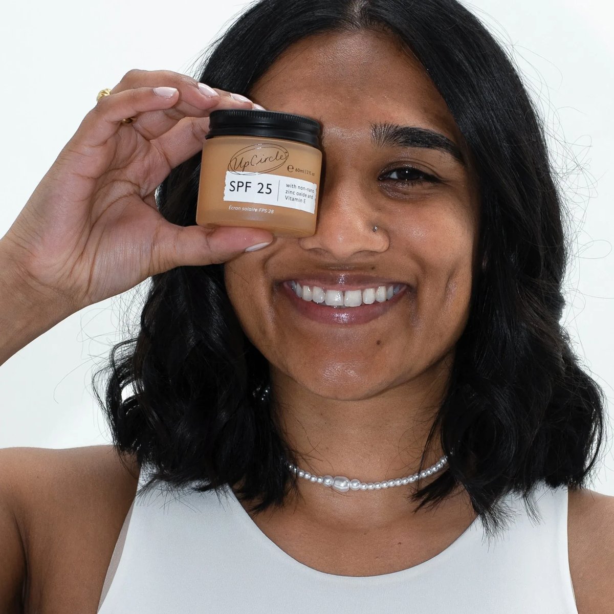 UpCircle Minerale Zonnebrandcrème met Frambozenpitolie SPF 25 op gezicht 2
