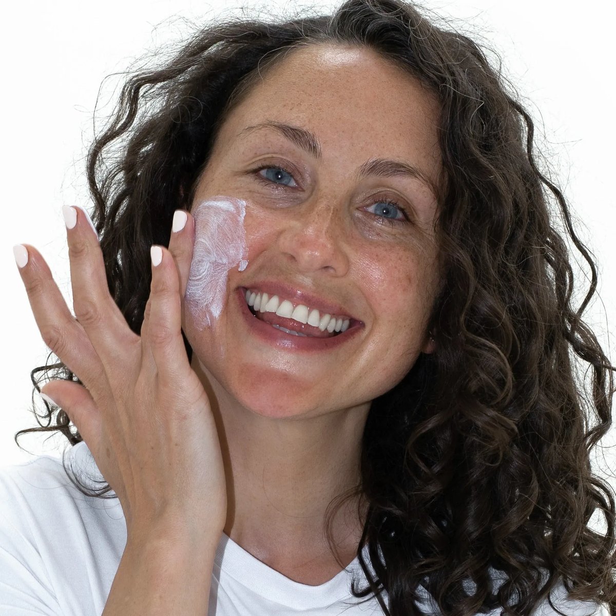 UpCircle Minerale Zonnebrandcrème met Frambozenpitolie SPF 25 op gezicht 3