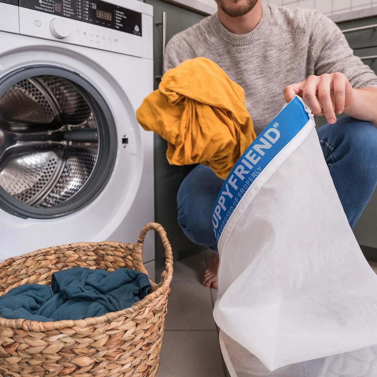 GuppyFriend Waszak tegen microplastics vullen met was