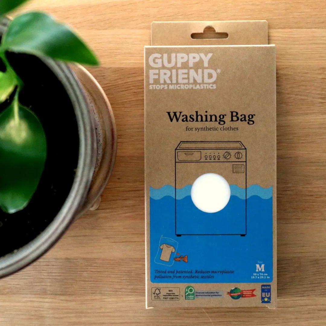 GuppyFriend Waszak tegen microplastics naast plant