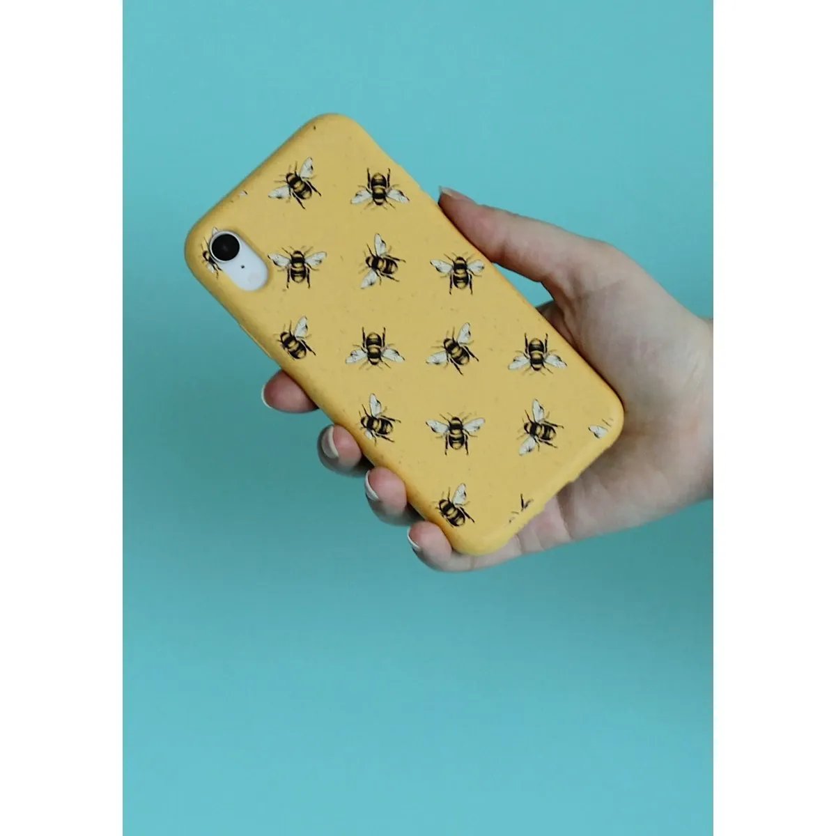 Natch Duurzaam Telefoonhoesje Bijtjes Geel iPhone 11 in hand