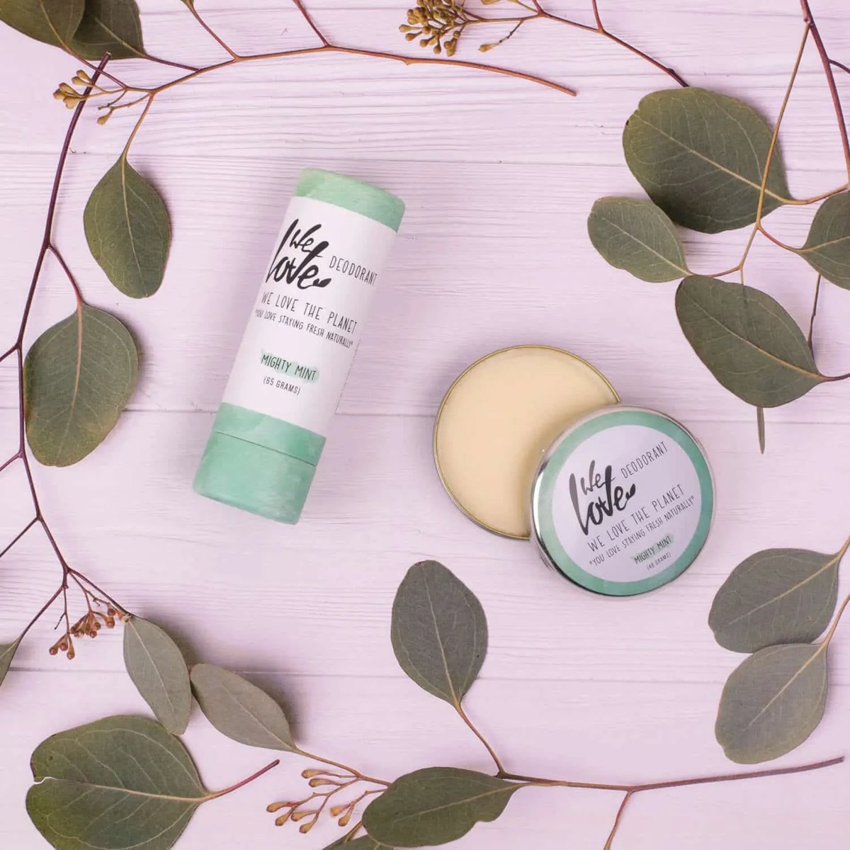 We Love The Planet - Natuurlijke deodorant stick - Mighty Mint sfeer