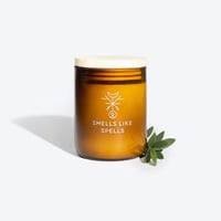 Smells Like Spells Natuurlijke Geurkaars DELLINGR glazen pot met houten deksel naast kruid