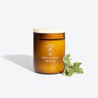 Smells Like Spells Natuurlijke Geurkaars BRAGI glazen pot met houten deksel naast kruid