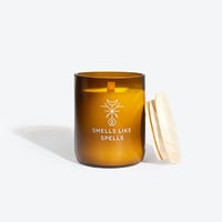 Smells Like Spells Natuurlijke Geurkaars BRAGI glazen pot naast houten deksel