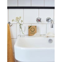 AllMatters Menstruatiecup (OrganiCup) op een wastafel