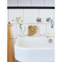 AllMatters Menstruatiecup (OrganiCup) op een wastafel