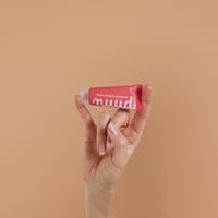 Nuud Natuurlijke Deodorant tube in hand