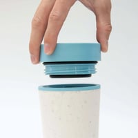 Circular&Co. Circular Cup Herbruikbare Koffiebeker To Go dop op beker