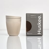 Huskee Cup Koffiebeker Natural Medium naast doos