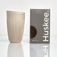 Huskee Cup Koffiebeker Natural Large naast doos