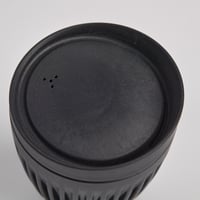 Huskee Cup Koffiebeker Charcoal deksel