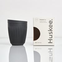 Huskee Cup Koffiebeker Charcoal Medium naast doos