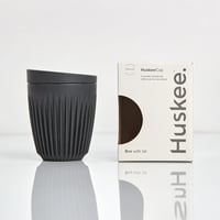 Huskee Cup Koffiebeker Charcoal Medium naast doos