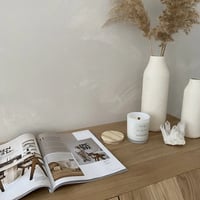 Lait de Soja Natuurlijke Geurkaars op kastje