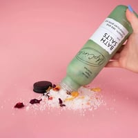 Badzout met Epsom, Zee en Roze Himalayazout uit fles gieten