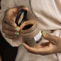 UpCircle Koffie Gezichtsscrub (100 ml) potje open maken