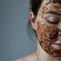 UpCircle Koffie Gezichtsscrub (100 ml) op gezicht