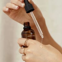 Junglück Niacinamide Serum (50 ml) op hand