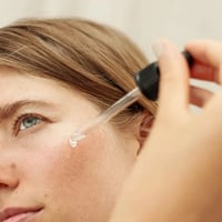Junglück Niacinamide Serum (50 ml) op gezicht