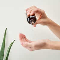 Junglück Reinigingsolie (100 ml) in hand