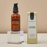 Junglück Hyaluron Nachtcrème (50 ml) flesje op sokkel naast doosje