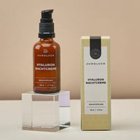Junglück Hyaluron Nachtcrème (50 ml) flesje op sokkel naast doosje