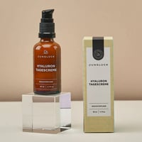Junglück Hyaluron Dagcrème (50 ml) flesje op sokkel naast doosje