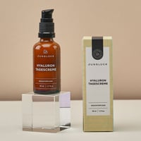 Junglück Hyaluron Dagcrème (50 ml) flesje op sokkel naast doosje