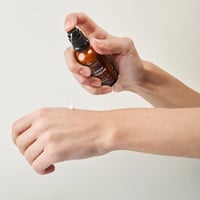 Junglück Hyaluron Dagcrème (50 ml) op hand