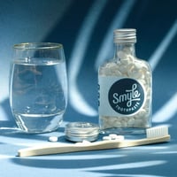 Smyle Tandpasta Tabletten Glas water en tandenborstel