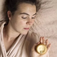 UpCircle Nachtcrème met Hyaluronzuur en Niacinamide (55 ml) in hand